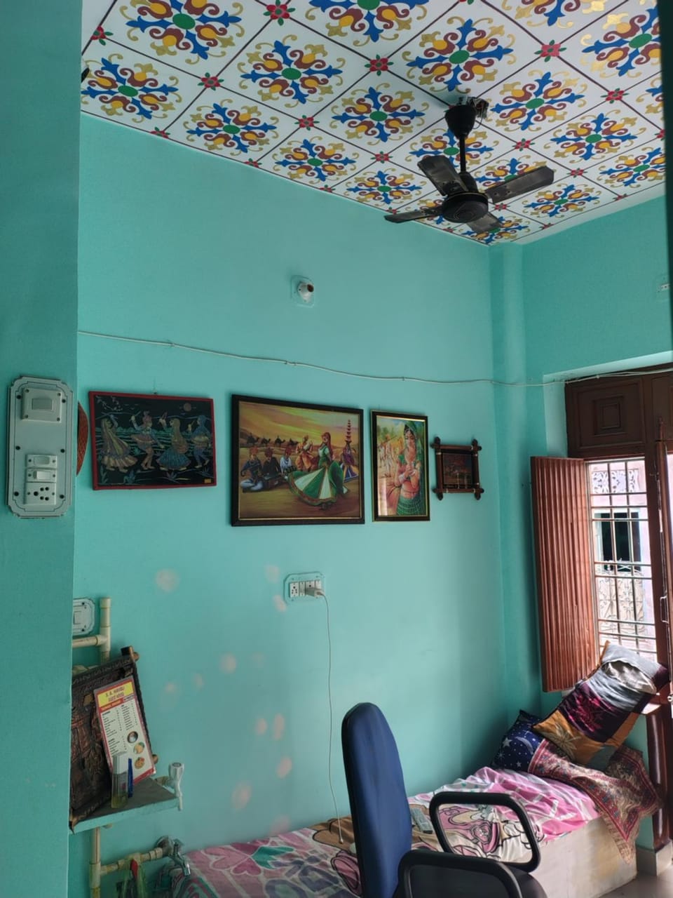 Photo of the whole room, Bedroom, fireplace