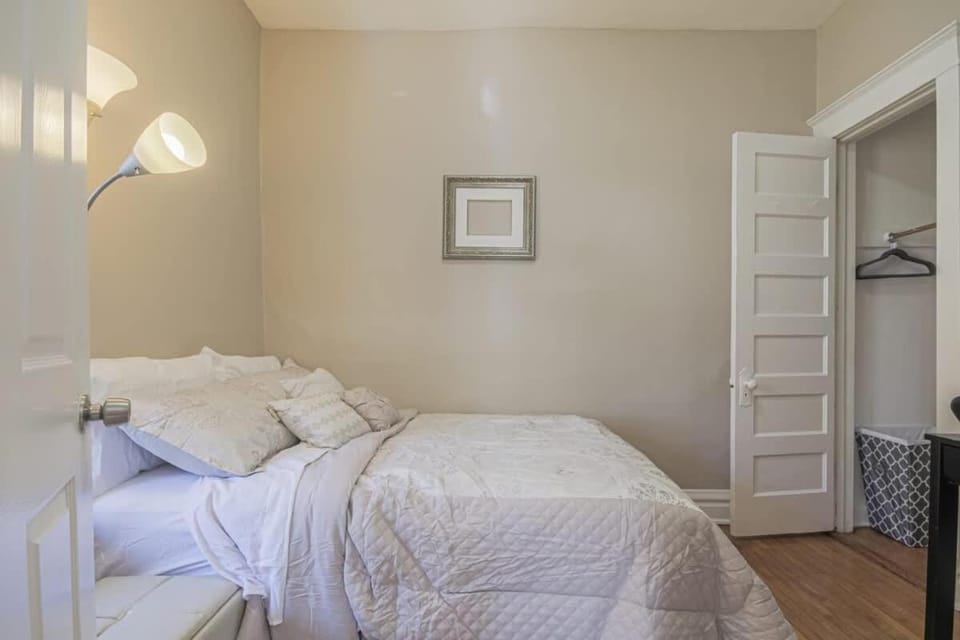 Peaceful One Bedroom Home near Chicago Apartment in Forest Park