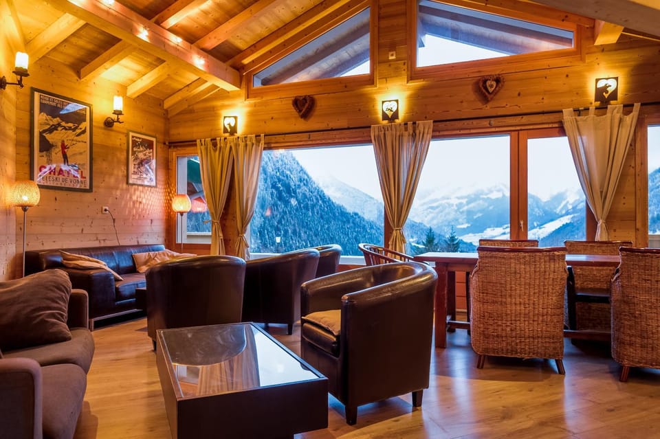 Communal lounge/ TV room, Decorative detail, Mountain view