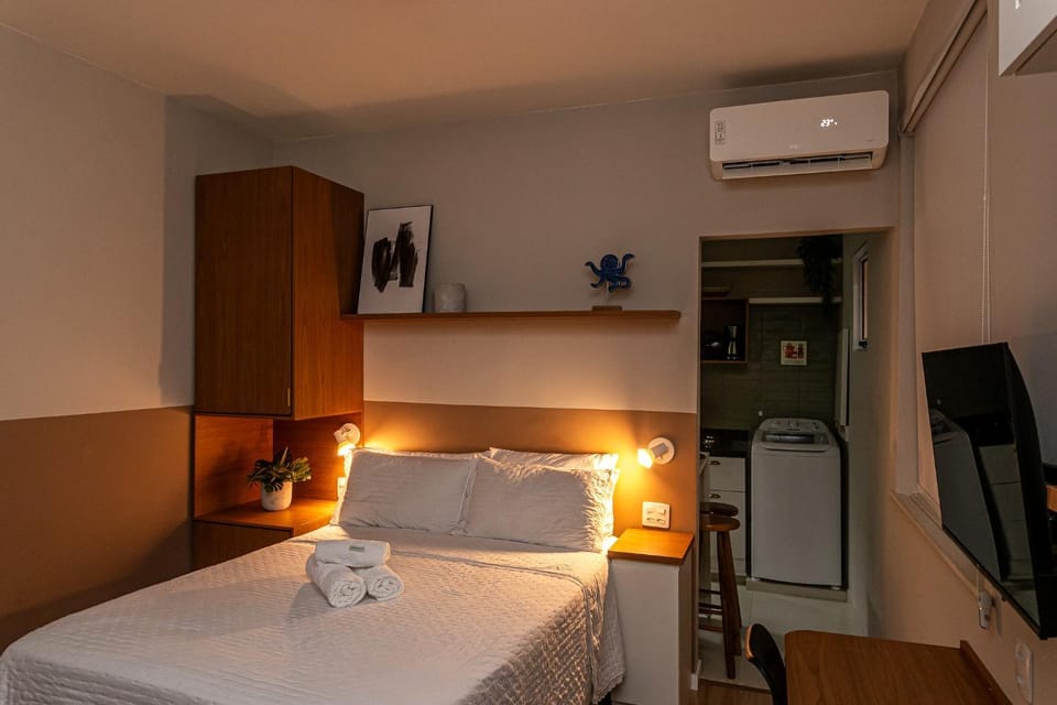 Bed, TV and multimedia, Photo of the whole room, Bedroom, wardrobe, air conditioner
