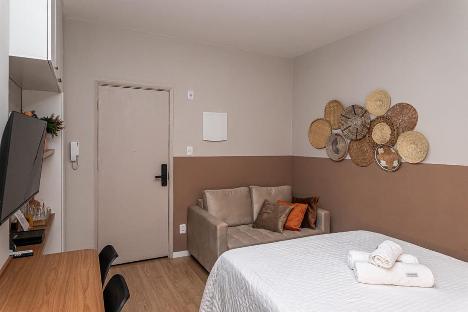 Bed, TV and multimedia, Photo of the whole room, Bedroom, towels