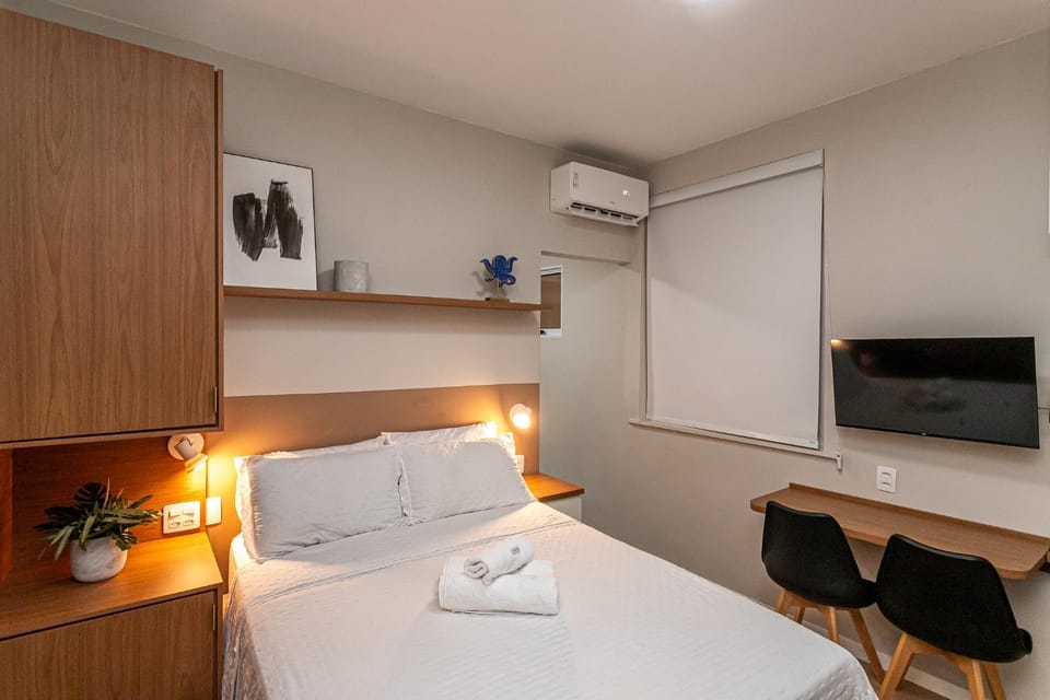 Bed, TV and multimedia, Photo of the whole room, Bedroom, towels, wardrobe, air conditioner