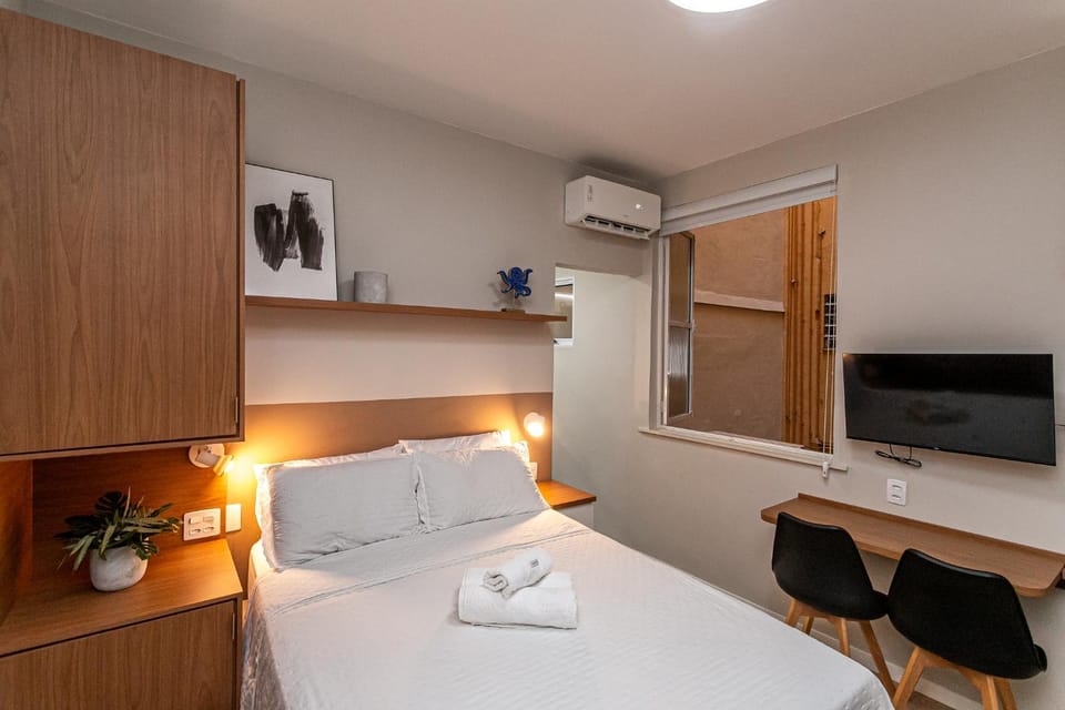Bed, TV and multimedia, Photo of the whole room, Bedroom, towels, wardrobe, air conditioner