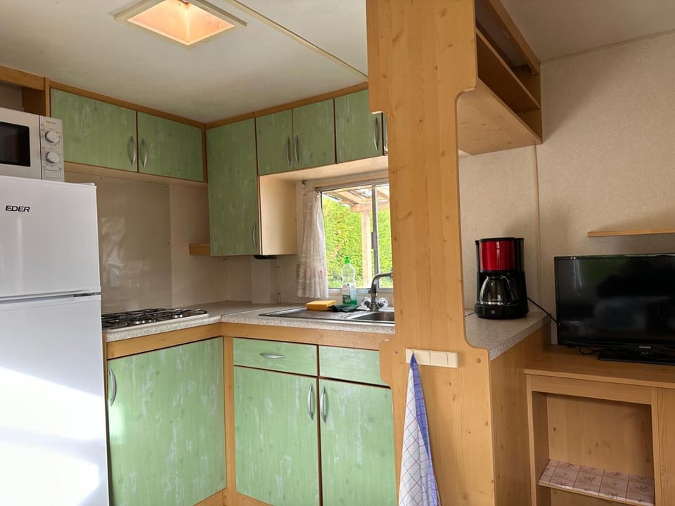 Mobil-home à quelques mètres du lac d'Aiguebelette Campground/ 
RV Resort in Auvergne-Rhône-Alpes