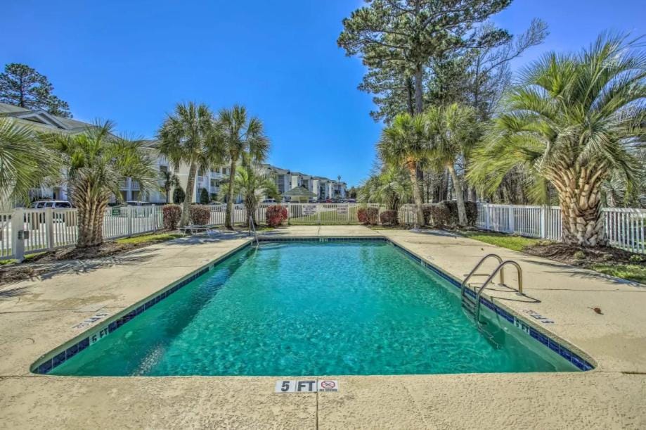 Modern and updated 2 BR Condo on Golf Course, Sleeps 6! House in Carolina Forest