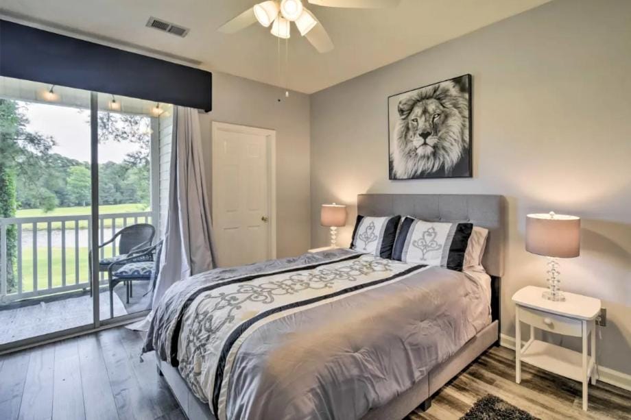 Modern and updated 2 BR Condo on Golf Course, Sleeps 6! House in Carolina Forest