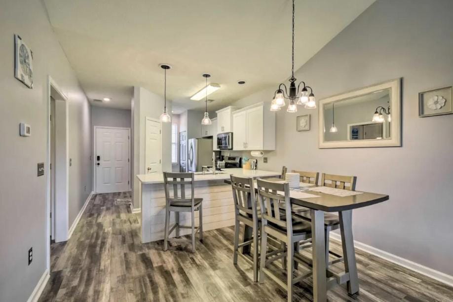 Modern and updated 2 BR Condo on Golf Course, Sleeps 6! House in Carolina Forest