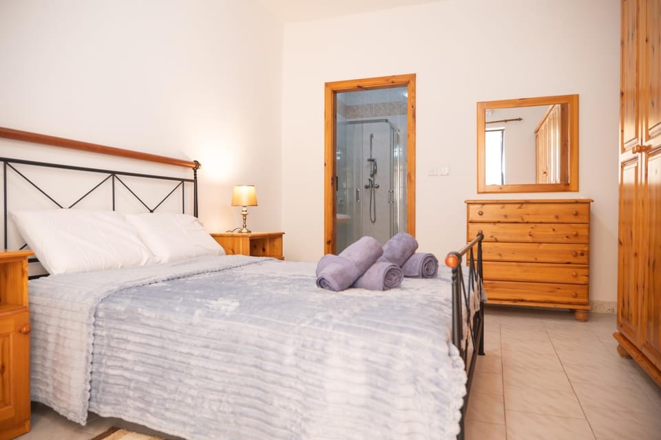 Bed, Bedroom, towels