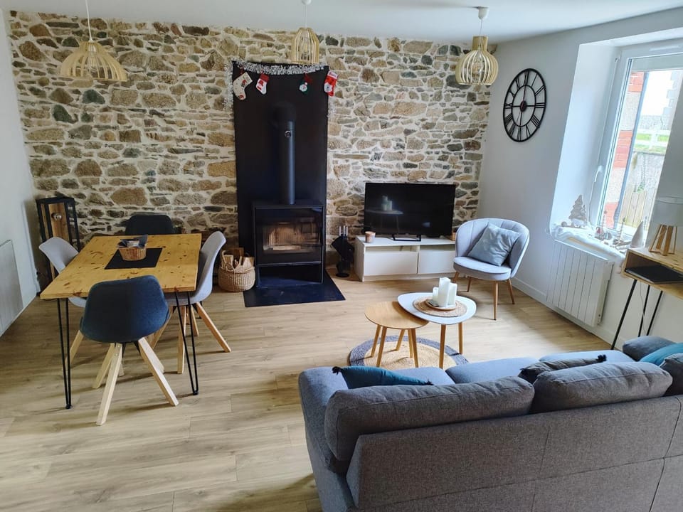 TV and multimedia, Living room, Seating area, Dining area