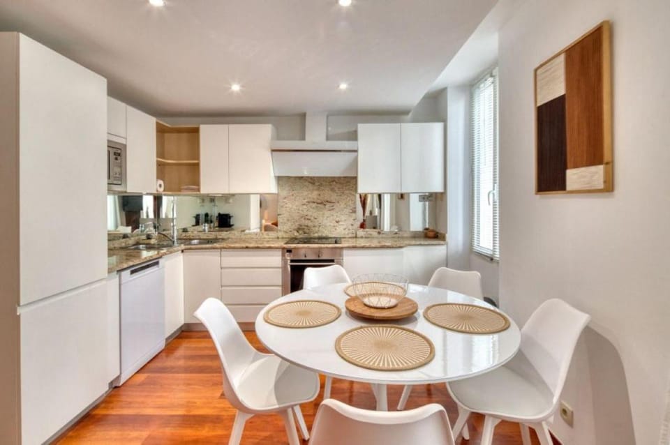 Kitchen or kitchenette, Dining area