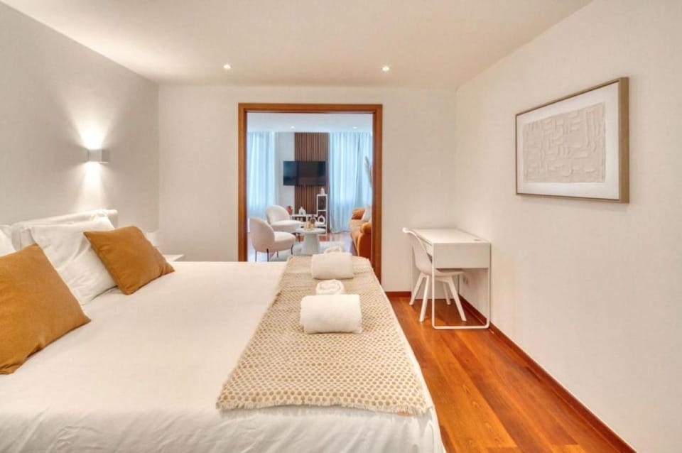 Photo of the whole room, Bedroom