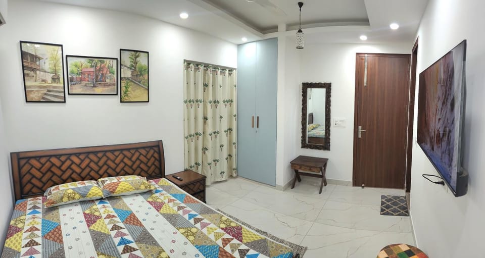 Bed, TV and multimedia, Bedroom, wardrobe