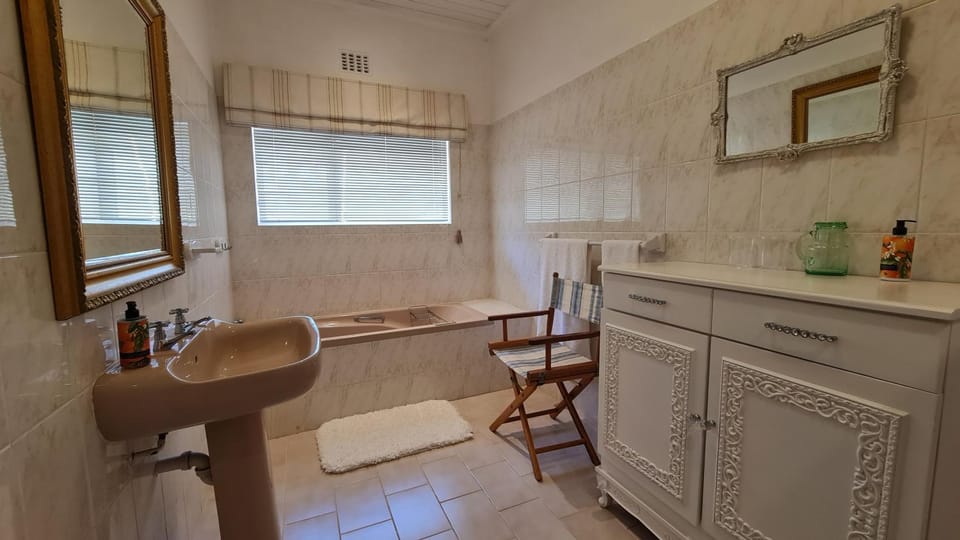 Tree Cottage Waterkloof Apartment in South Africa