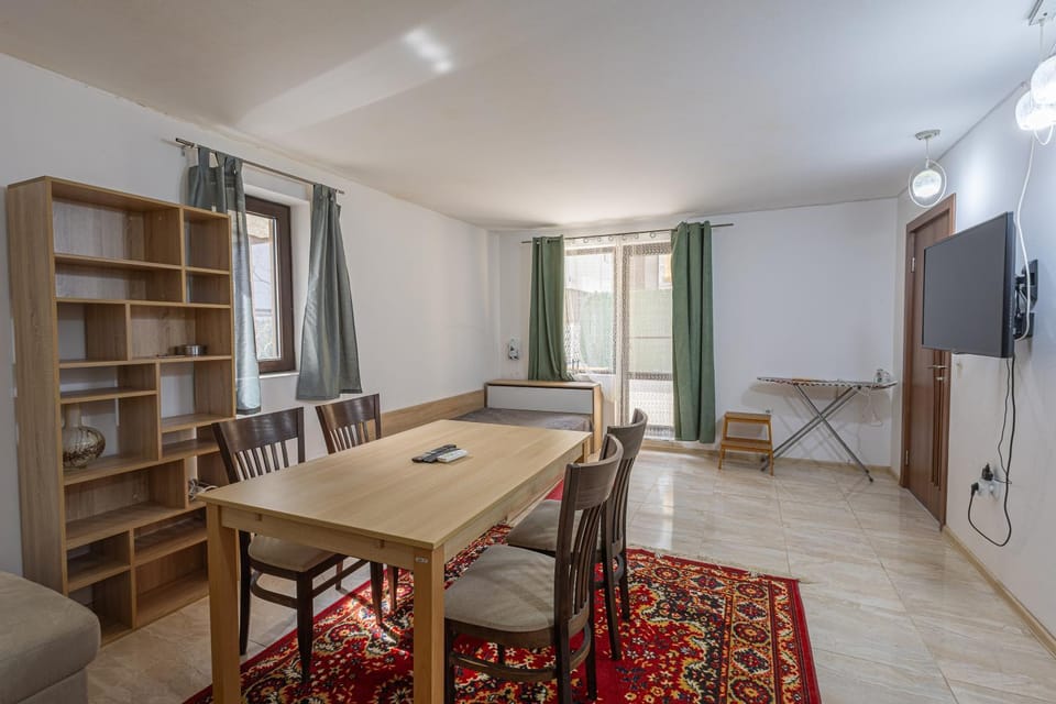 Living room, internet, air conditioner