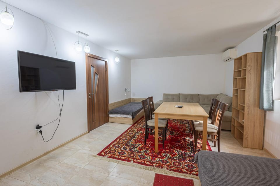 Communal lounge/ TV room, TV and multimedia, Living room, Seating area, Dining area, Evening entertainment, internet, air conditioner