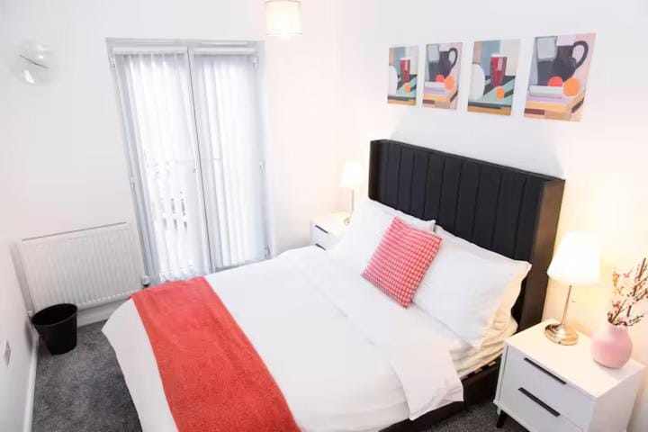 Bright & Luxurious Home with Garden Apartment in Salford