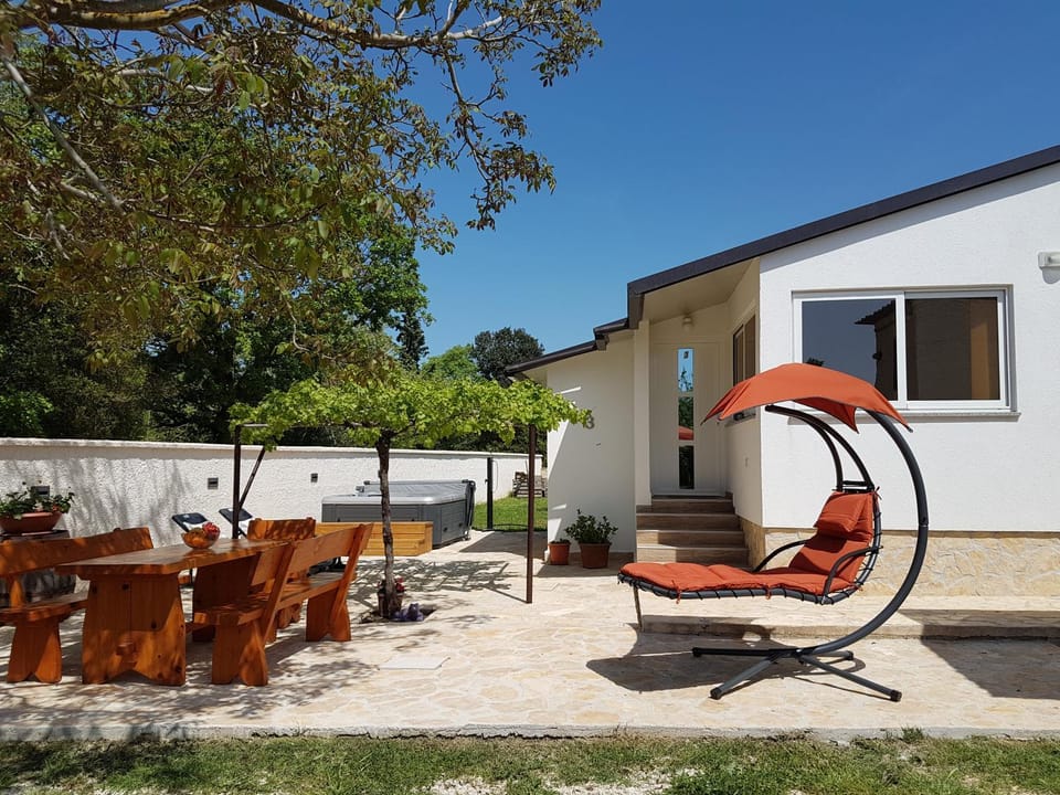 Property building, Facade/entrance, Hot Tub, Balcony/Terrace, Spa and wellness centre/facilities, Area and facilities