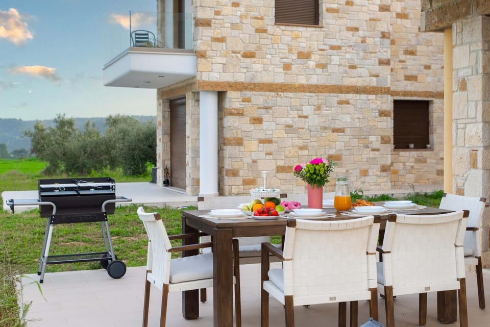 Spring, Day, BBQ facilities, View (from property/room), Balcony/Terrace, Dining area, Garden view