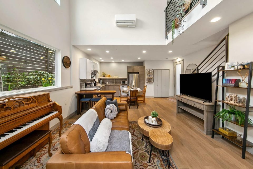 Lake & City View Modern Retreat w AC House in Fremont