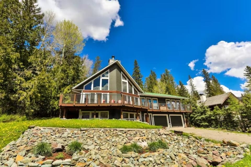 Dog friendly Home on Ski Hill with Hot Tub by StayIn Apartment in British Columbia