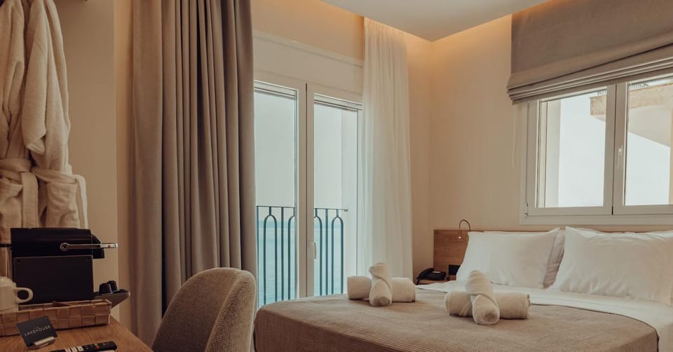 Bed, View (from property/room), Seating area, Bedroom, Sea view