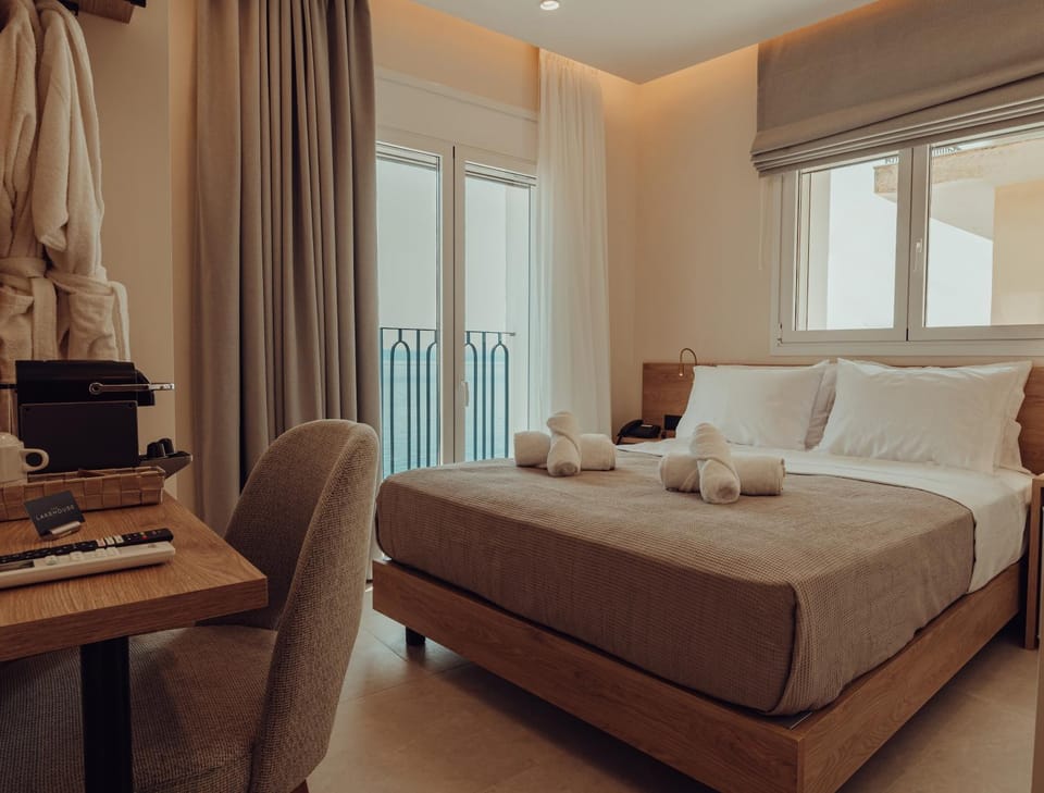 Bed, Coffee/tea facilities, Seating area, Bedroom, Sea view