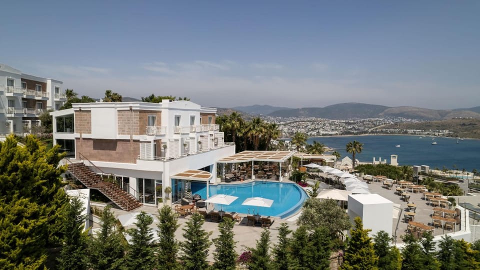 Property building, Nearby landmark, Day, Natural landscape, Bird's eye view, Balcony/Terrace, City view, Mountain view, Pool view, Sea view, Swimming pool, sunbed