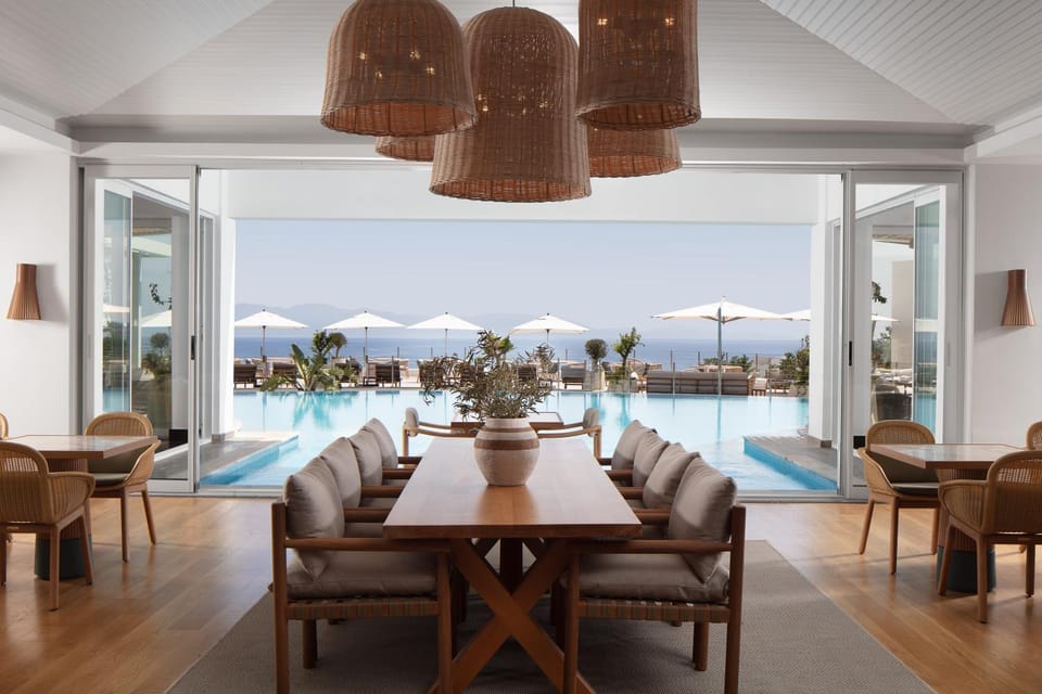 Restaurant/places to eat, Dining area, Pool view, Swimming pool