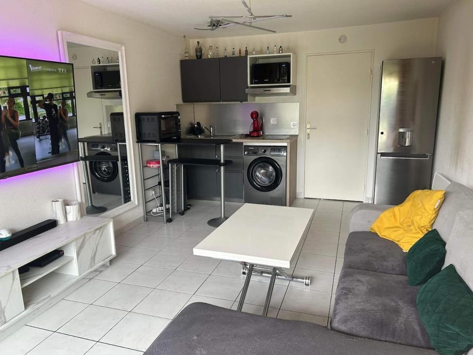 TV and multimedia, Kitchen or kitchenette, Living room, washing machine