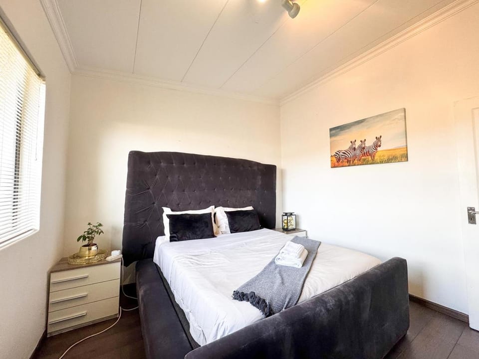 Spacious Shared 3-Bedroom Villa Near Bloubergstrand Beach with Pool & Free Wi-Fi Bed and Breakfast in Cape Town