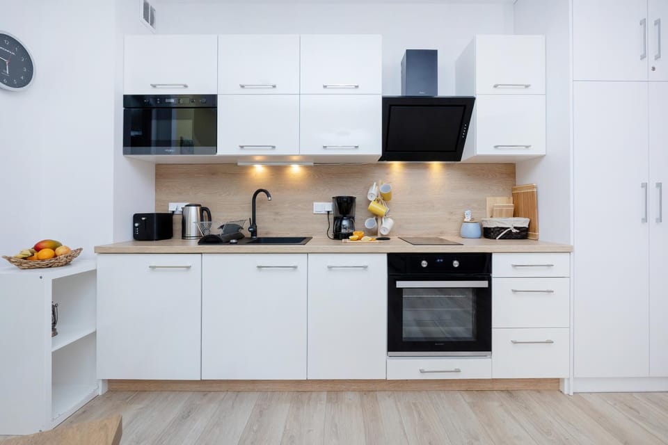 Coffee/tea facilities, Kitchen or kitchenette, dishwasher, stove, toaster