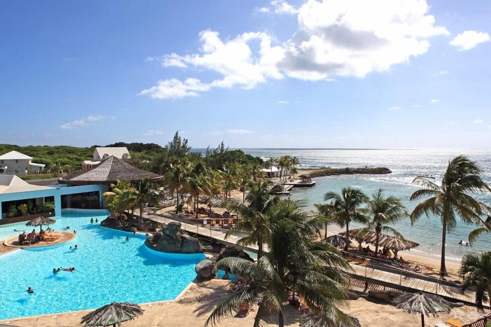 Day, Natural landscape, Beach, Swimming pool, sunbed