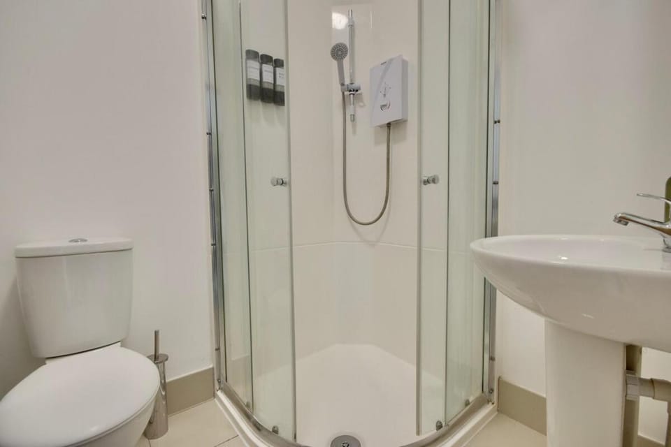 Shower, Toilet