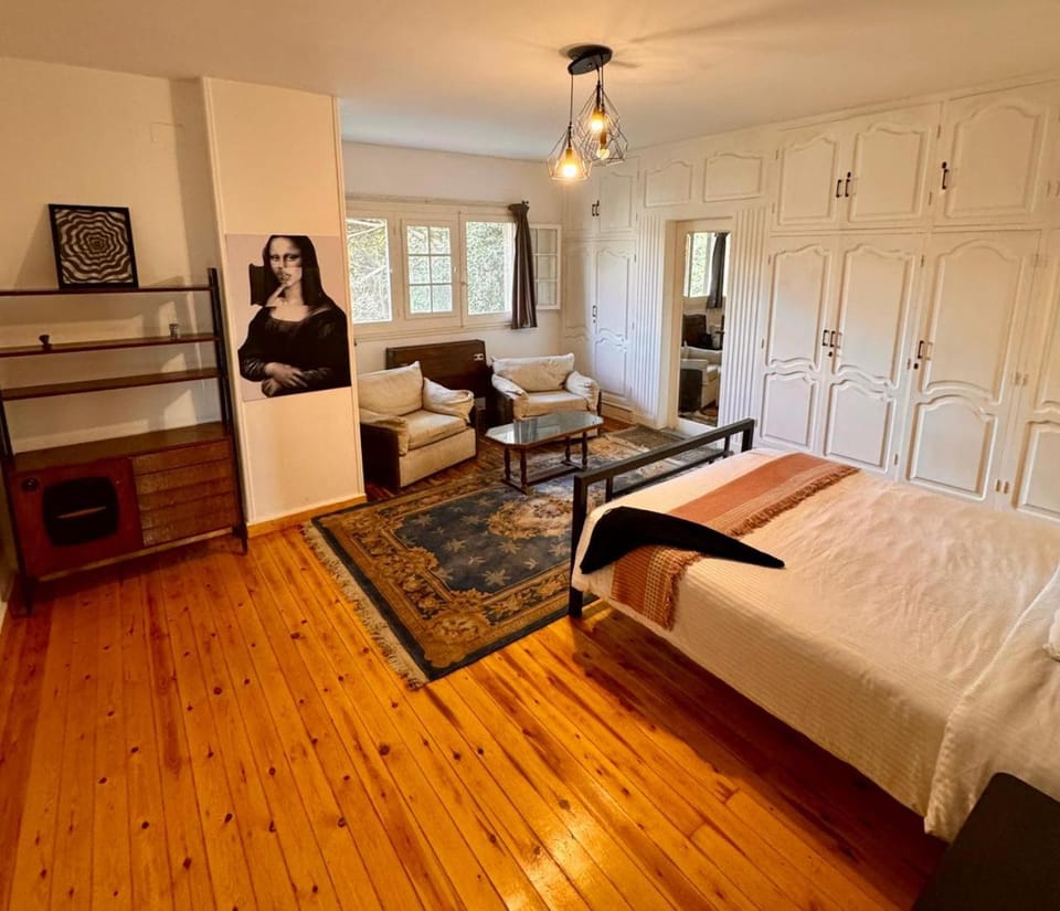 Photo of the whole room, Bedroom, wardrobe