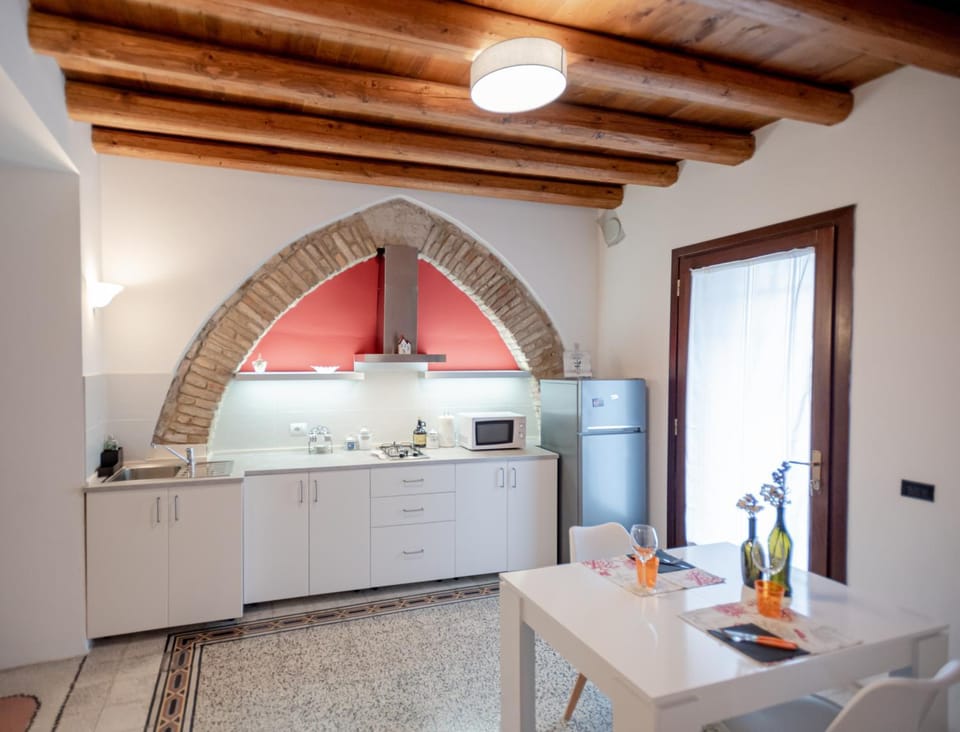 Bedroom, stove, kitchen