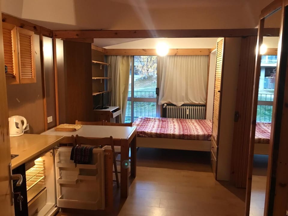 Bed, Kitchen or kitchenette, Living room, Photo of the whole room, Seating area, Dining area, Bedroom, stove