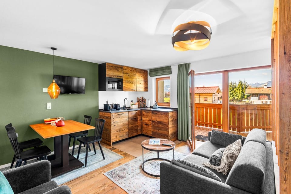 TV and multimedia, Kitchen or kitchenette, Living room, Seating area, Dining area
