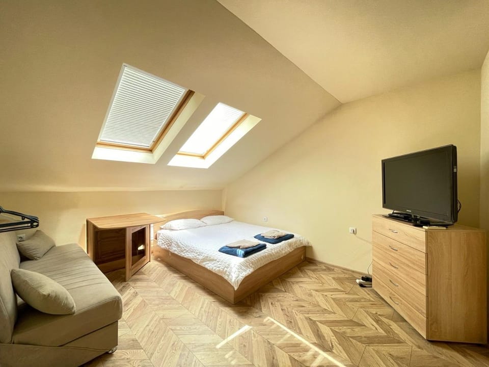 Bed, TV and multimedia, Living room, Photo of the whole room, Seating area, Bedroom