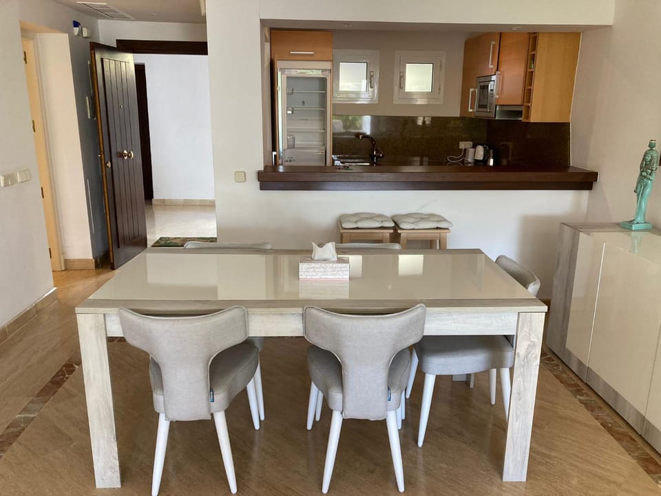 Kitchen or kitchenette, Dining area