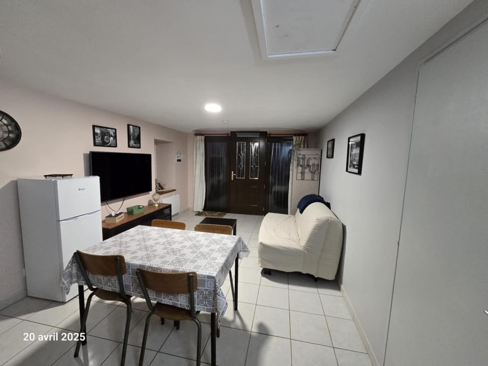 Communal lounge/ TV room, TV and multimedia, Living room, Dining area