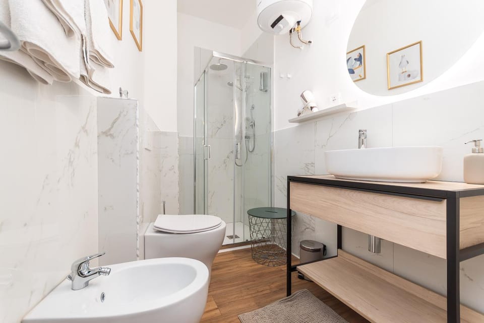 Shower, Toilet, Bathroom, Bath, bidet, towels
