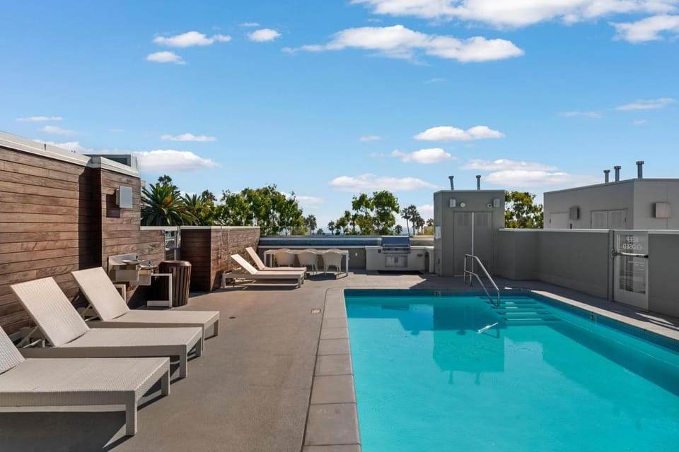 View (from property/room), Pool view, Swimming pool, sunbed
