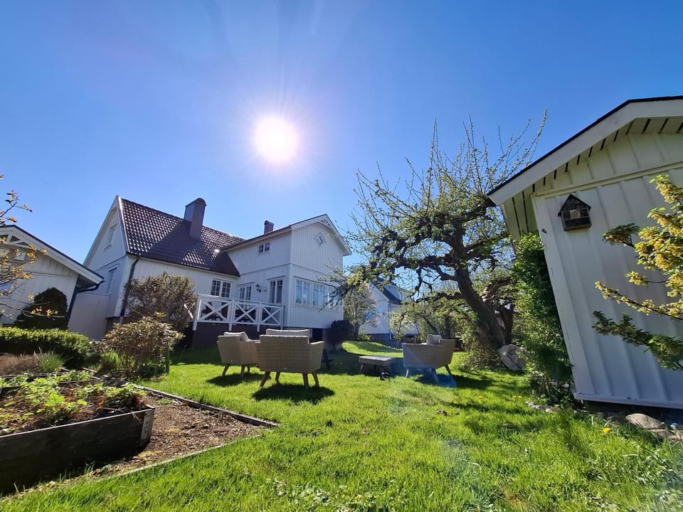 Property building, Spring, Garden, Garden view