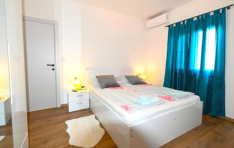 Bed, Bedroom, towels, wardrobe