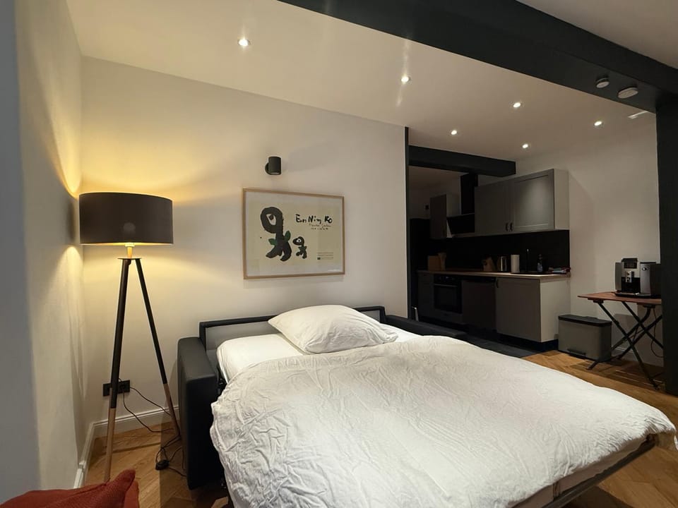 Bed, Living room