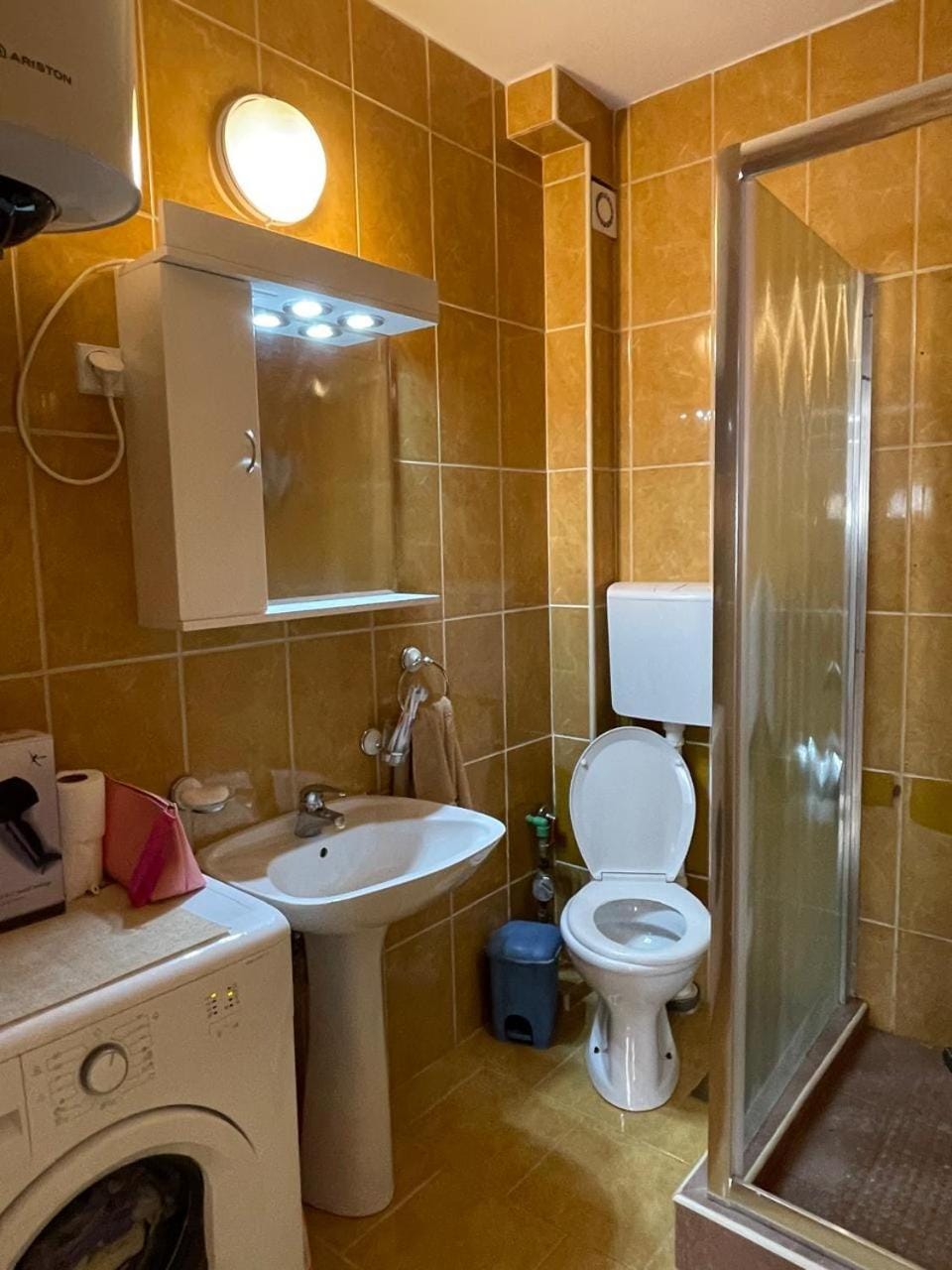 Shower, Toilet, Bathroom, towels, washing machine