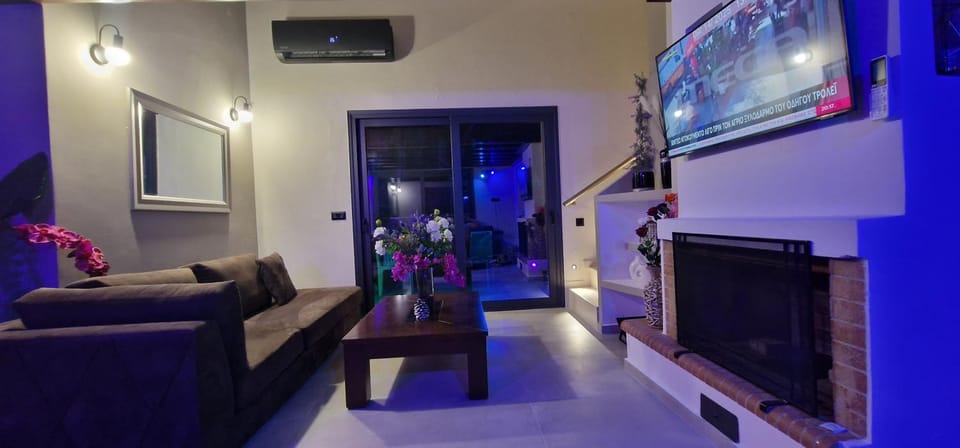 Communal lounge/ TV room, TV and multimedia, Living room, Seating area, Evening entertainment