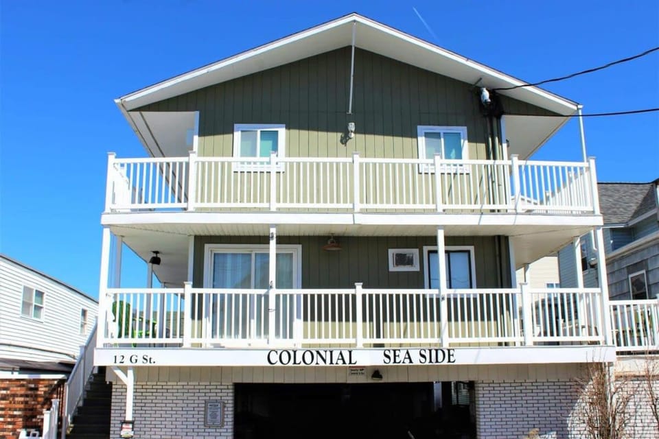 Steps to Beach and Boardwalk Pineapple Retreat House in Hampton Beach