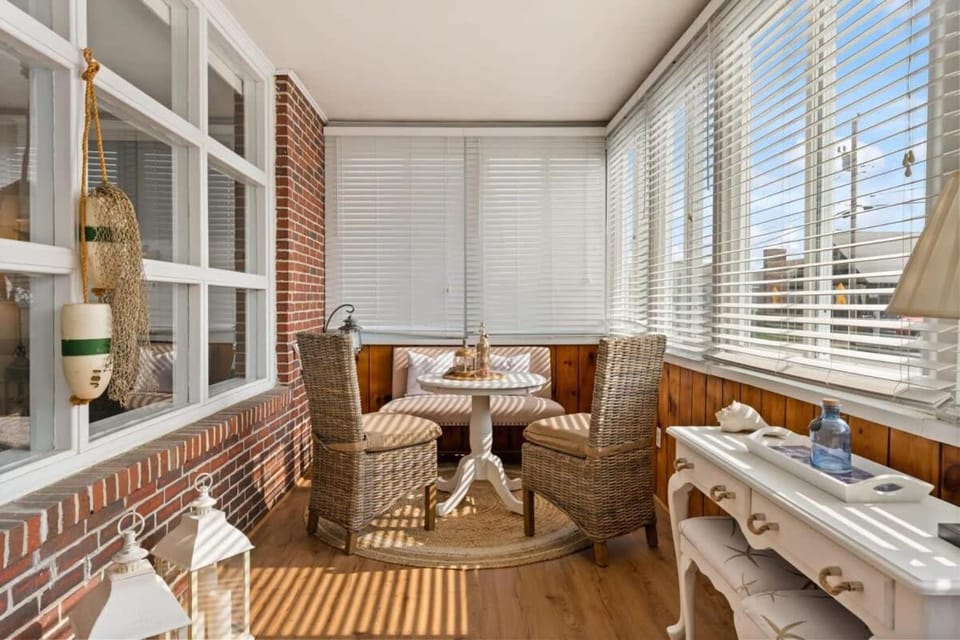 Harris Ave Hideaway Private Deck Near Marina House in Hampton Beach