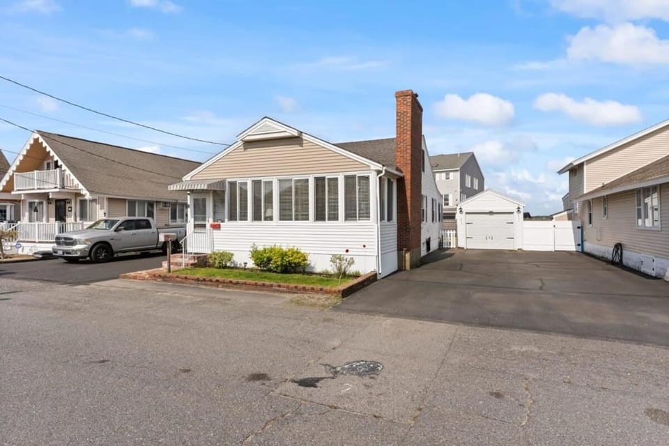 Harris Ave Hideaway Private Deck Near Marina House in Hampton Beach